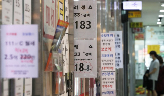 지난해 말만 하더라도 올해 집값이 떨어질 것으로 예상됐지만, 정부의 연이은 부동산 대책으로 전국적인 집값 상승세가 이어지고 있다. 사진은 서울 송파구 부동산중개업소 전경.   <연합뉴스>